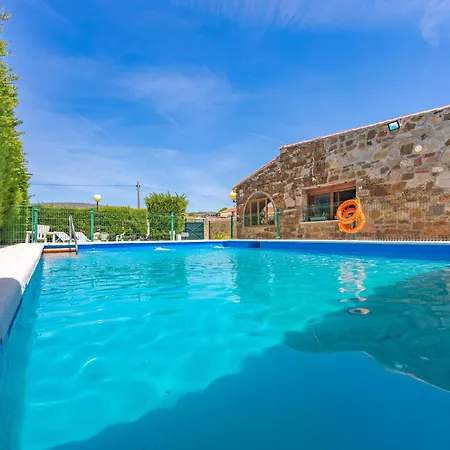 Con Piscina Privada En Bolonia Дом отдыха *