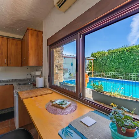 Con Piscina Privada En Bolonia Дом отдыха
